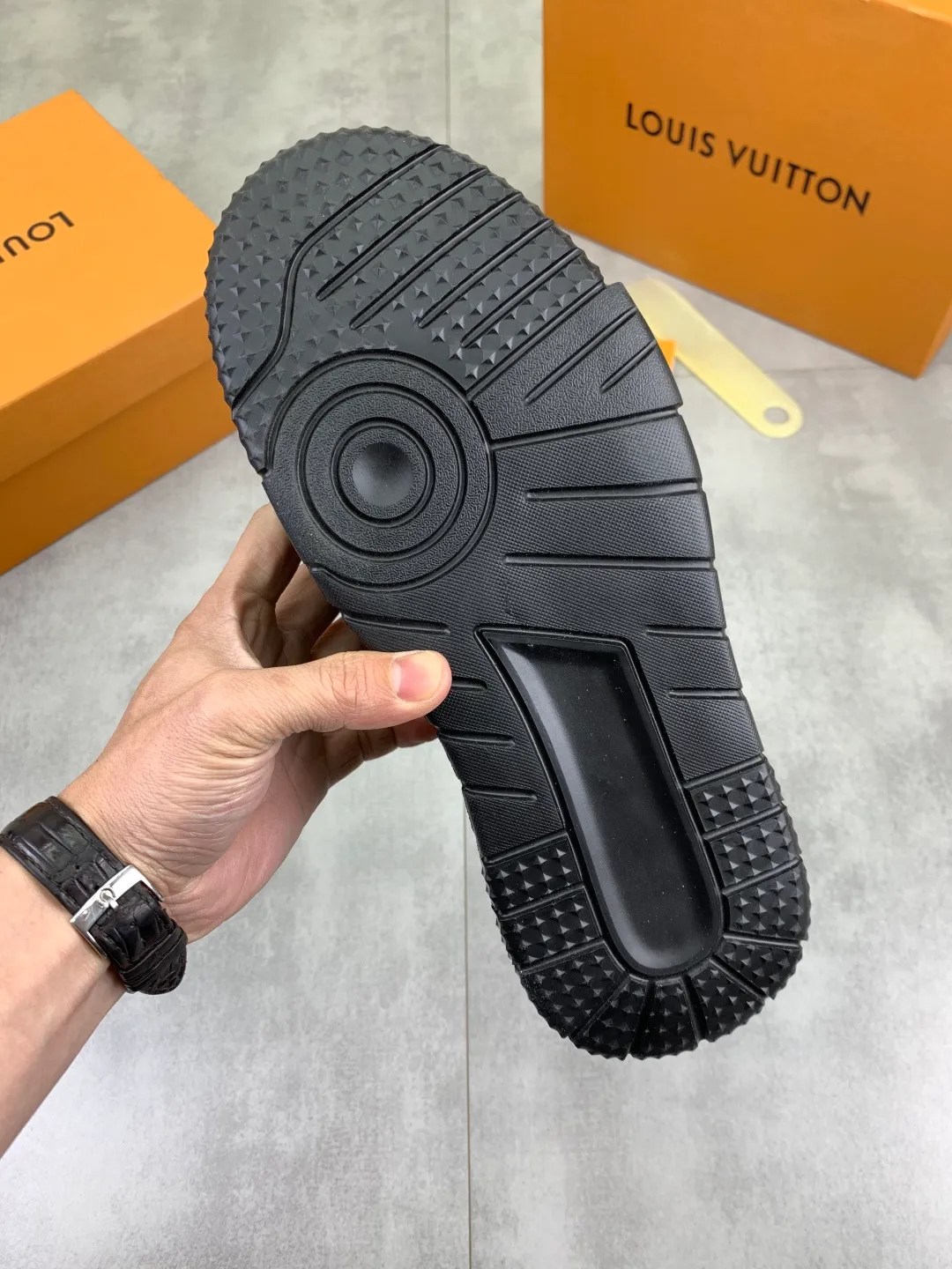 Men's men's shoes 💰P440 new style 💶【LOUIS VUITTON) new high top🍀LV Louis Vuitton *—— LV classic high top trendy shoes! Made of imported original soft calfskin, water-dyed pigskin lining. Original wear-resistant rubber outsole! High quality products! Code number: 38-44 Color: 2️⃣colors available